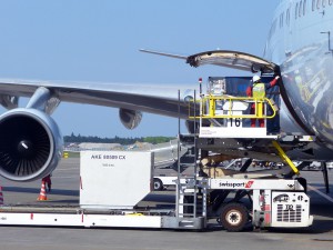 aircraft freight loading-352730_960_720