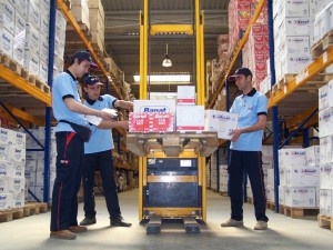 logistics-stock-room guys unloading fork lift small boxes-1538381